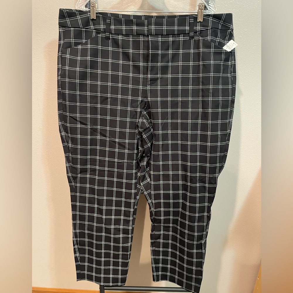 NWT! Old Navy High Rise Never Fade Pixie Pant